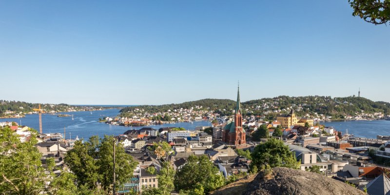 Arendal en solskinnsdag i juni 2018. Foto: Shutterstock