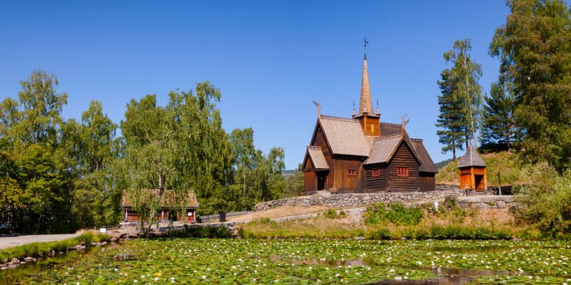 Garmo Stavkirke på Maihaugen Friluftsmuseum i Lillehammer Foto Shutterstock