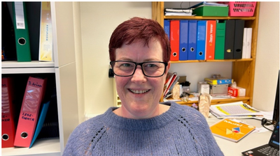 Etter mange år med pacemaker koblet til tarmen ble det besluttet at Eva måtte få stomi. Den første tiden skulle imidlertid vise seg å bli utfordrende. FOTO: Privat