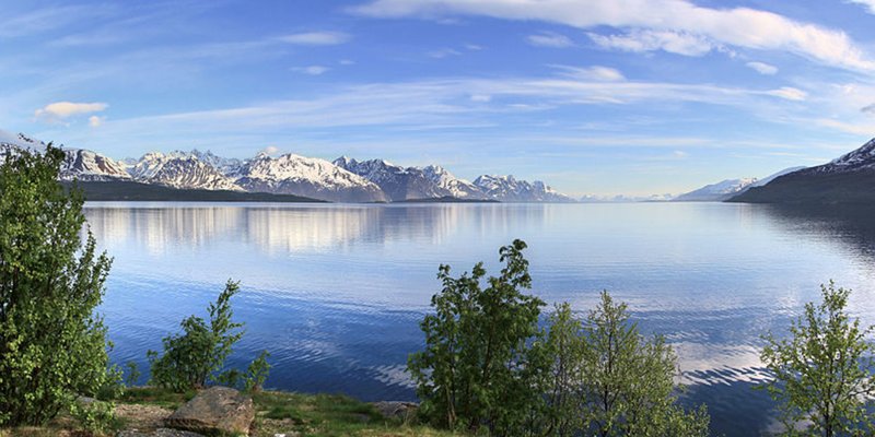 Lyngenfjorden Kåfjord nordover sett fra Nordnes. Foto: Wikimedia Commons.