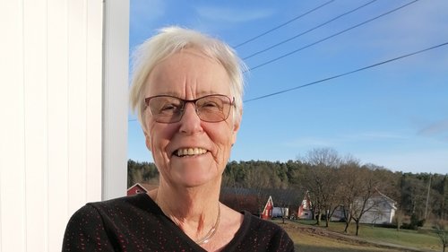 Livlig passiar i solveggen med Bjørg Tandberg, en av våre frivillige ildsjeler med lengst fartstid i NORILCO og mye på merittlisten. Foto: Nils Are Magerøy