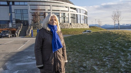 GJENNOMBRUDDET: Fotballkampen da Aker Stadion åpnet, var det første store øyeblikket etter stomioperasjonen da Annlaug Årflot følte seg trygg i en stor folkemengde: – Og nå har jo Molde fått gull!, sier sunnmøringen som har blitt MFK-supporter. Foto: Kjell Langmyren